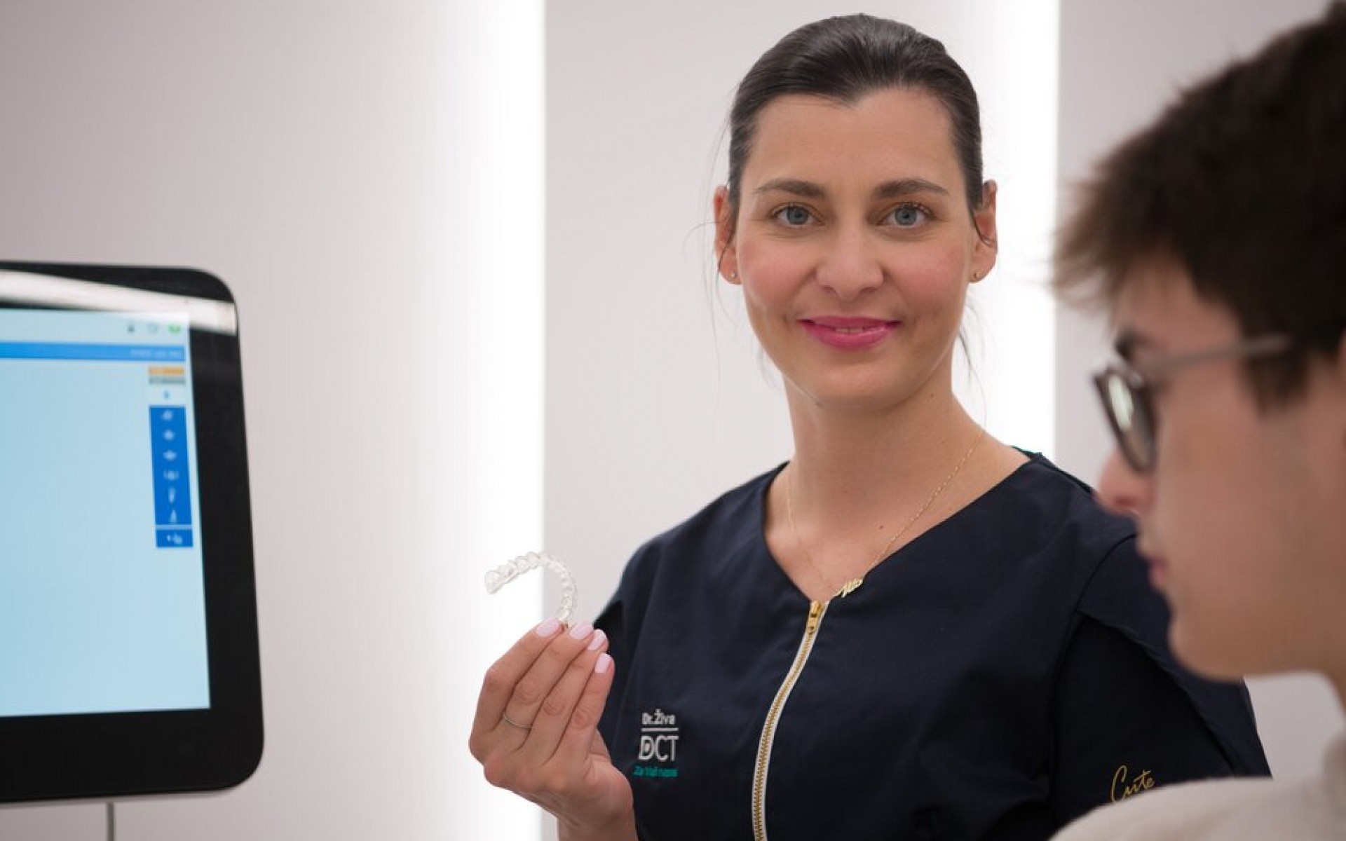 Nevidni zobni aparat Invisalign